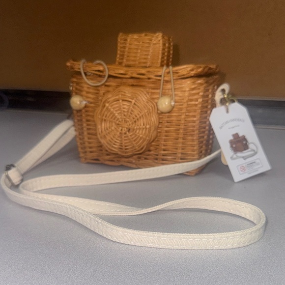 Handmade Rattan Camera Shaped Bag - Picture 1 of 3